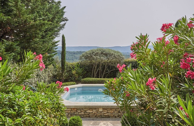 Small country house in the heart of Goult