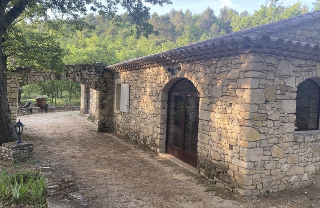Small Provencal farmhouse with p terrace and close to tourist attractions
