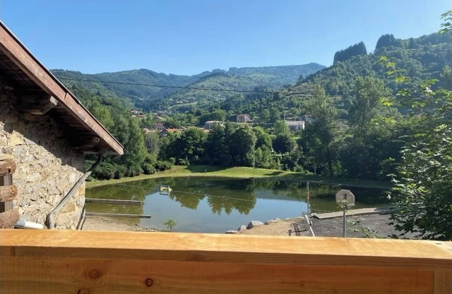 Small haven of peace facing the lake and adjoining forest