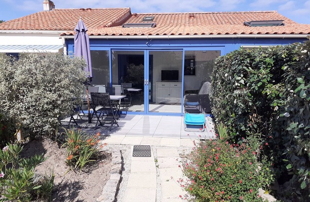 Pequeña casa, 300 m de playa, capacidad para 4 personas, piscina en la residencia