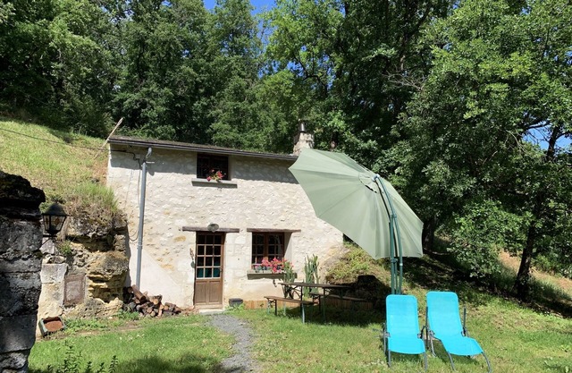 Pequeña casa en el bosque