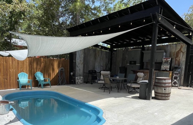 Small house in Fairmount with inground pool