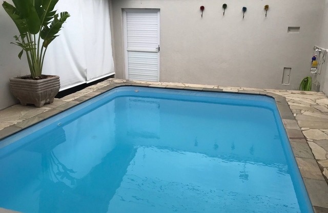 Casa en Itaguá, con piscina y aire acondicionado, tiene capacidad para 7 personas.