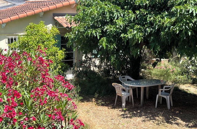 Small house in quiet, shady garden close to beaches and stadium