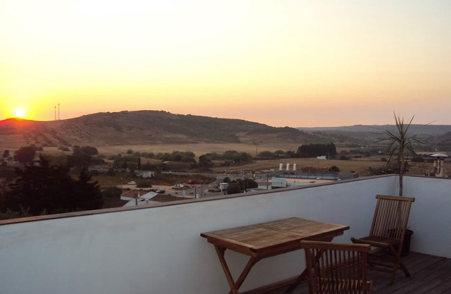 Pequeña casa de varios pisos con terraza en la azotea, que participan en la vida del pueblo