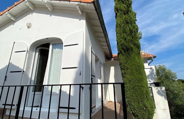 Quiet little nest in the middle of greenery, with views as far as the sea. Couple 2 children.