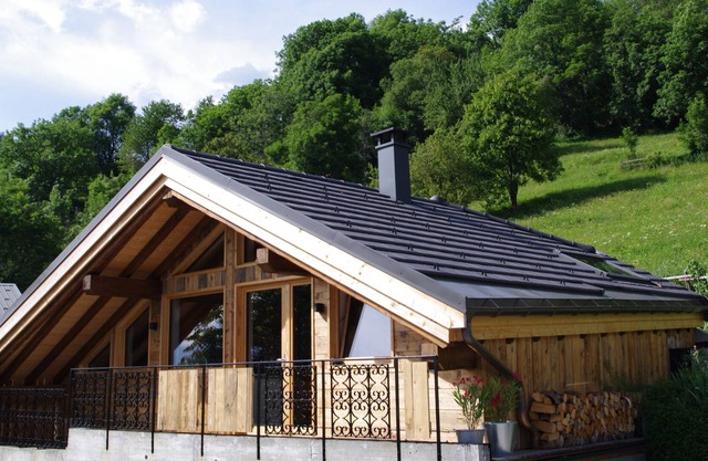 Pequeño chalet de madera vieja