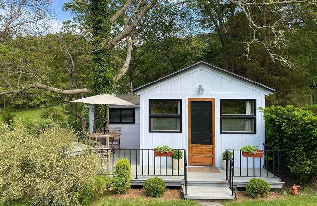 Cabaña de una habitación en una gran propiedad a poca distancia de Vineyard Haven