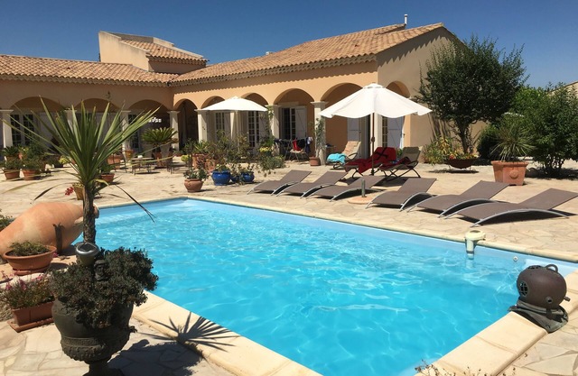Pequeño paraíso cerca de Arles en Provenza, gran terraza y piscina.