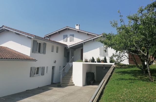 ALQUILO HERMOSO APARTAMENTO EN LA COSTA VASCA