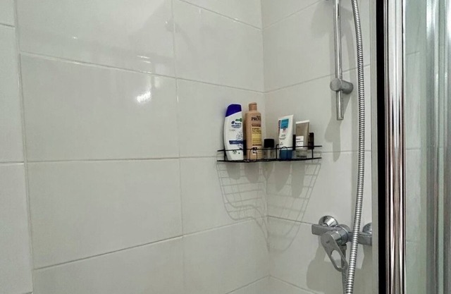 Small private room, next to train B, 15 minutes go to Paris center.