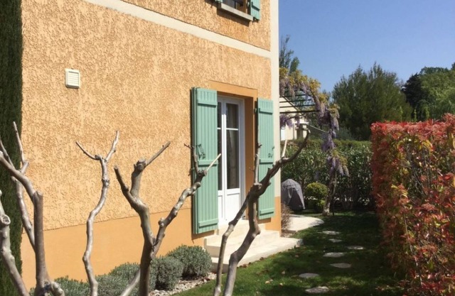 Small provencal country house in quiet residence