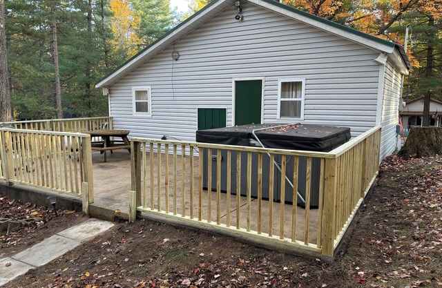 Small quaint cabin with outside hot tub, sleeps 6!