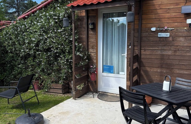 Small, quiet house with swimming pool, close to Bergerac airport,