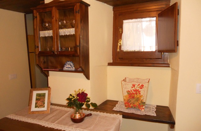 Pequeña villa de piedra con jardín en un pueblo de montaña característico.