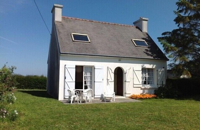 Small single-storey house with enclosed garden