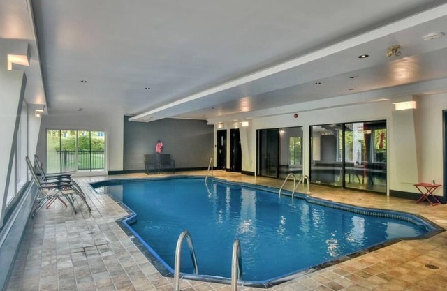 Small studio in Ste-Adèle, with swimming pool and outdoor spas