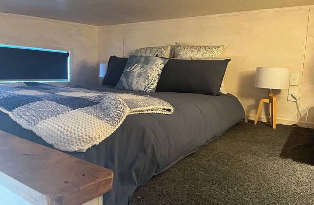 Small studio situated close to North Taranaki’s most beautiful beaches.