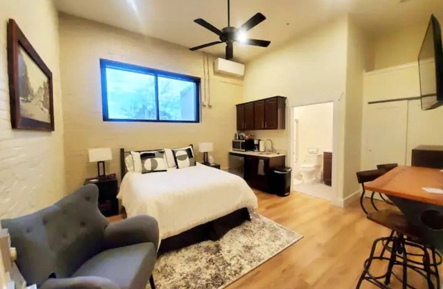 Small town apartment just steps to shops, restaurants and the river!