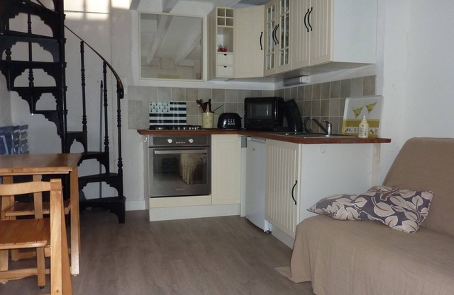 casa pequeña ciudad en Plomodiern Pierre-