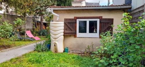 Small Town House with private parking and access to garden, near Paris and all public transport