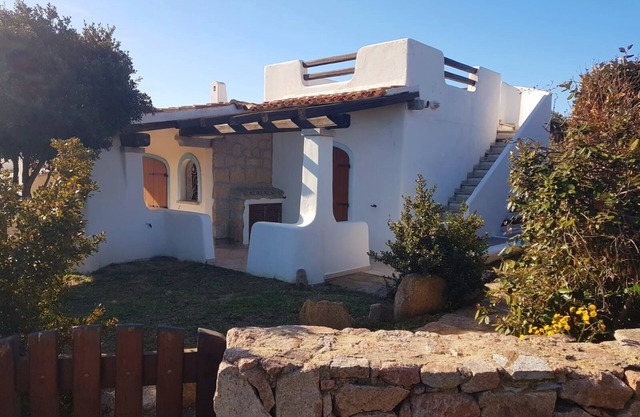 Pequeña villa en Cala d'Oro di Porto Quadro, a 90 metros del mar.