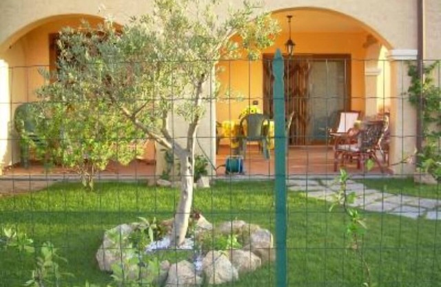 Pequeña villa con jardin