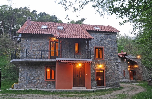 Pequeño pueblo con 3 piedras Villas en alquiler con terreno 20. 000 m2, para una gran familia