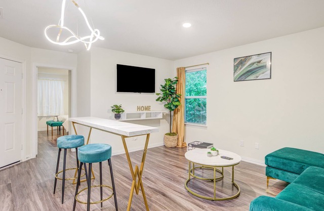 Smart Home Retreat! 15 mins to Downtown Houston!