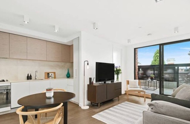 Smart short term rental, with parking.