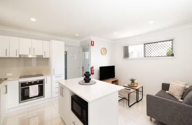 Smart Suites Self Check-in Apartments - S Freney