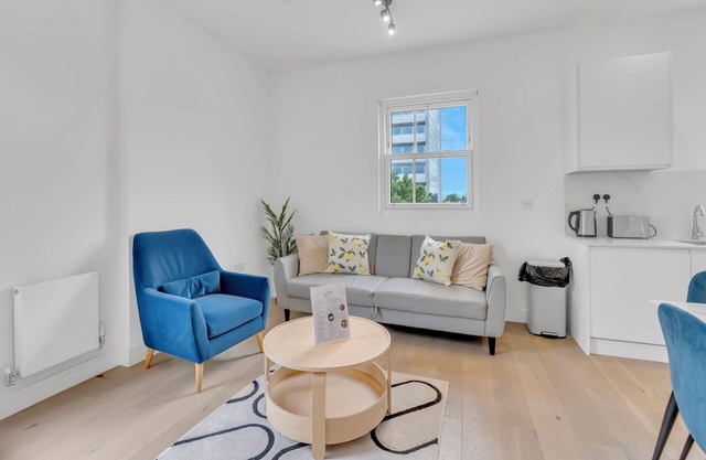 Smart TV & Netflix | 20 mins to Heathrow | Balcony