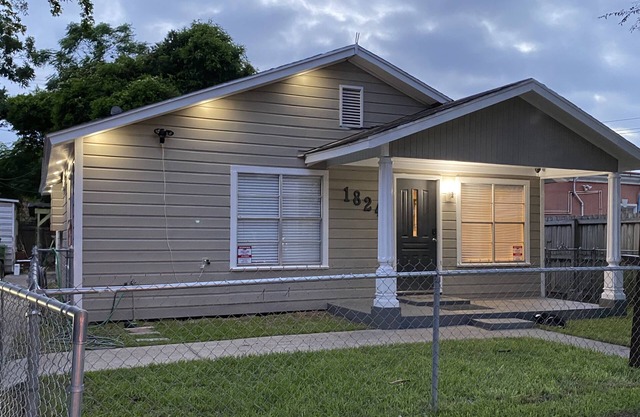 Smart TVs, WiFi, Cold AC, Seafood Restaurant Next Door