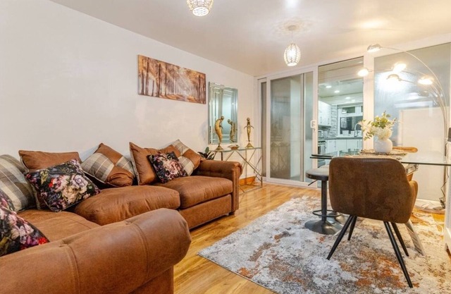 Smethwick - House - Sleeps 8 - Parking