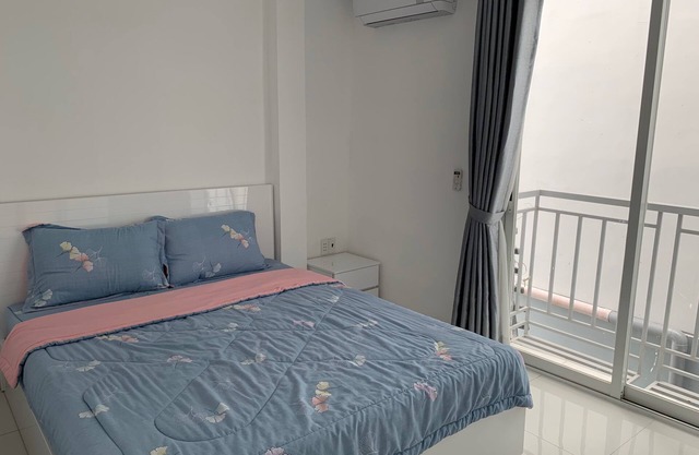 Smiley Apartment 8