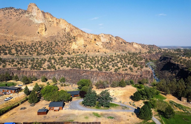 Smith Rock Base Camp - 2 BDR Stunner for 6, Steps from Smith Rock State Park!