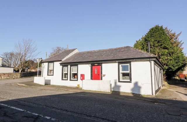 SMITHY HOUSE, pet friendly, character holiday cottage in Annan