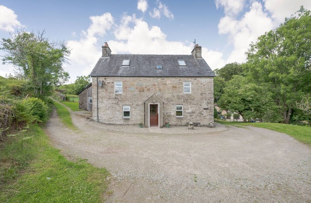 SMITHY HOUSE, pet friendly, character holiday cottage in Kilmartin