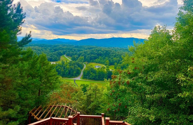 Smokey Mountain Dreaming - mountain views, hot tub & much more!!