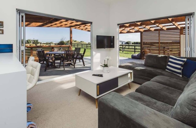Smokey's Surf Pad - 2BR contemporary beach bach