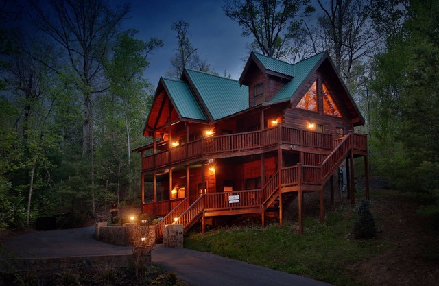 Smoky Mountain Getaway - Five Bedroom Cabin