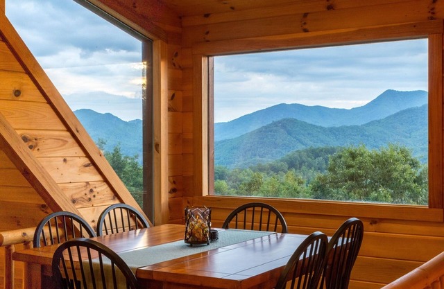 Casa de Smoky Mountain con terraza de varios niveles, jacuzzi, sauna, ¡vistas a la montaña!