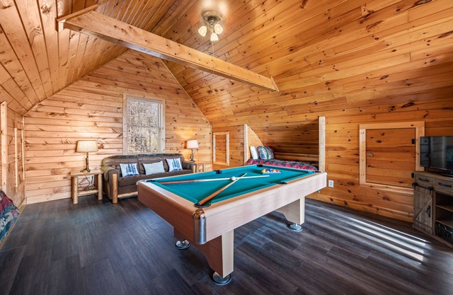 Smoky Mtn Cabin / Sleeps 8/ Hot Tub/ Pool Table