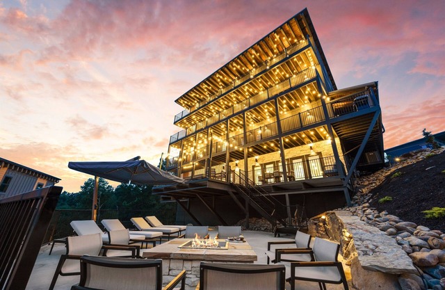 Smoky Mtn Ultra Luxury Cabin, 8Bsleeps26, PS5,IndoorPool, Waterpark, Pool Table