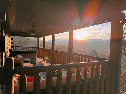 Smoky Paws - Exceptional Cabin, Stunning Mountain Views, Hot Tub, Tranquil, Gigabit Internet, Free L2 EV
