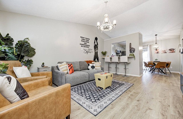 5min to Grand Park, Fun Games, Firepit, Dog Friendly, Perfect for Small Groups!