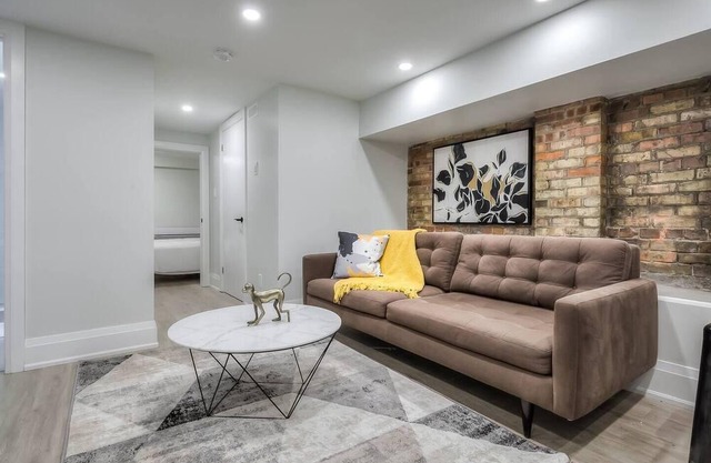 Snazzy 2BR Suite near Dundas Square