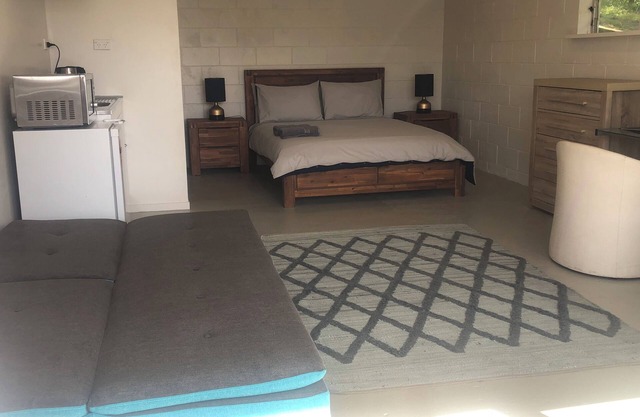 Sneezle Beezle Studio Apartment