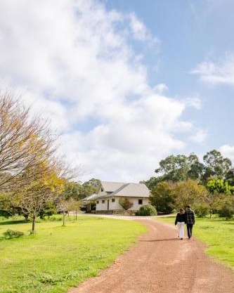 Snoozey's Escape - luxury homestead on 9 acres of secluded nature