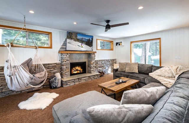 Snow Flower Haven - Newly Remodeled w/ Hot Tub!